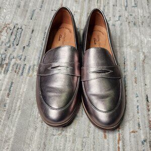 Clarks Women Loafer, Gold. Metalic, Size 7.5 in great Condition